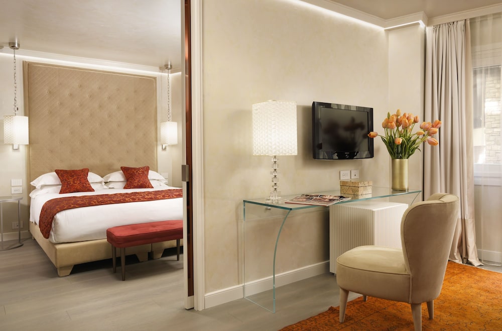 Ponte Vecchio Suites & Spa — Hotel rooms in Florence, Tuscany