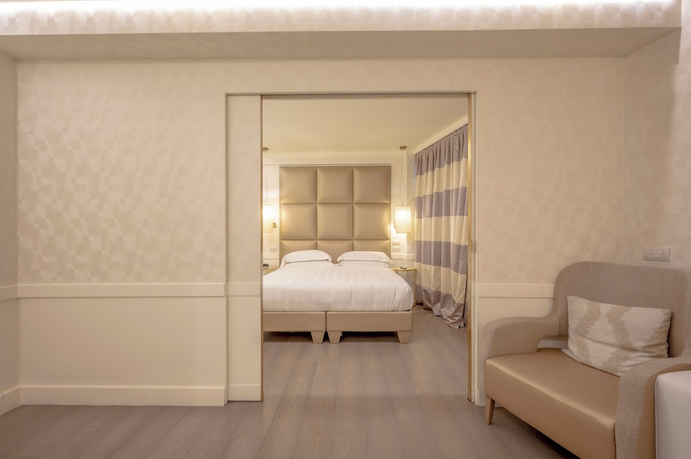 Ponte Vecchio Suites & Spa — Hotel rooms in Florence, Tuscany