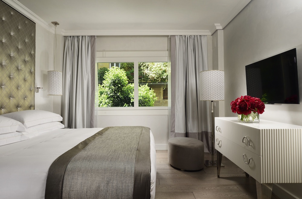 Ponte Vecchio Suites & Spa — Hotel rooms in Florence, Tuscany