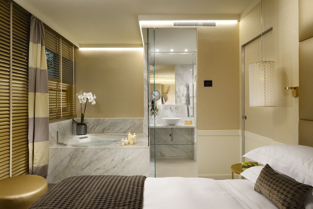Ponte Vecchio Suites & Spa — Hotel rooms in Florence, Tuscany