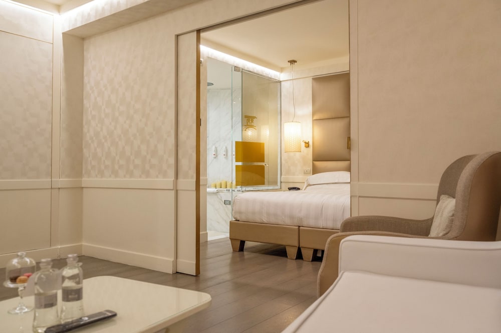 Ponte Vecchio Suites & Spa — Hotel rooms in Florence, Tuscany