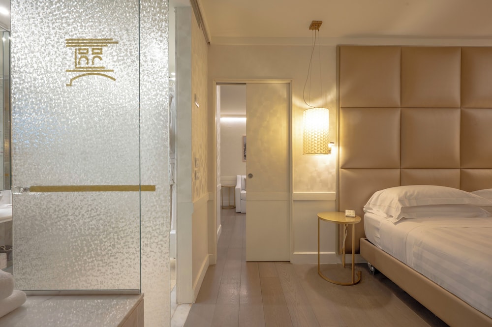 Ponte Vecchio Suites & Spa — Hotel rooms in Florence, Tuscany