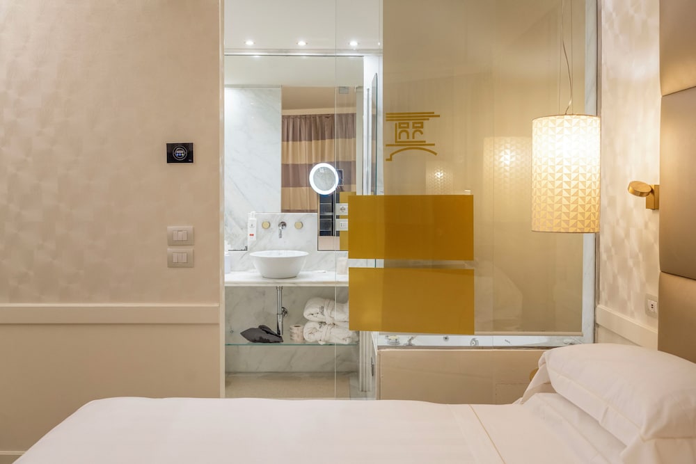 Ponte Vecchio Suites & Spa — Hotel rooms in Florence, Tuscany