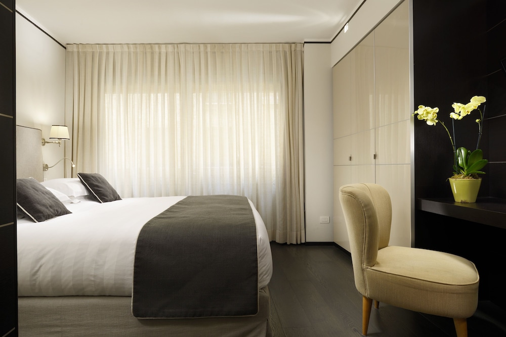 Ponte Vecchio Suites & Spa — Hotel rooms in Florence, Tuscany