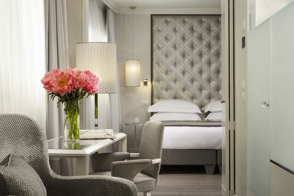 Ponte Vecchio Suites & Spa — Hotel rooms in Florence, Tuscany