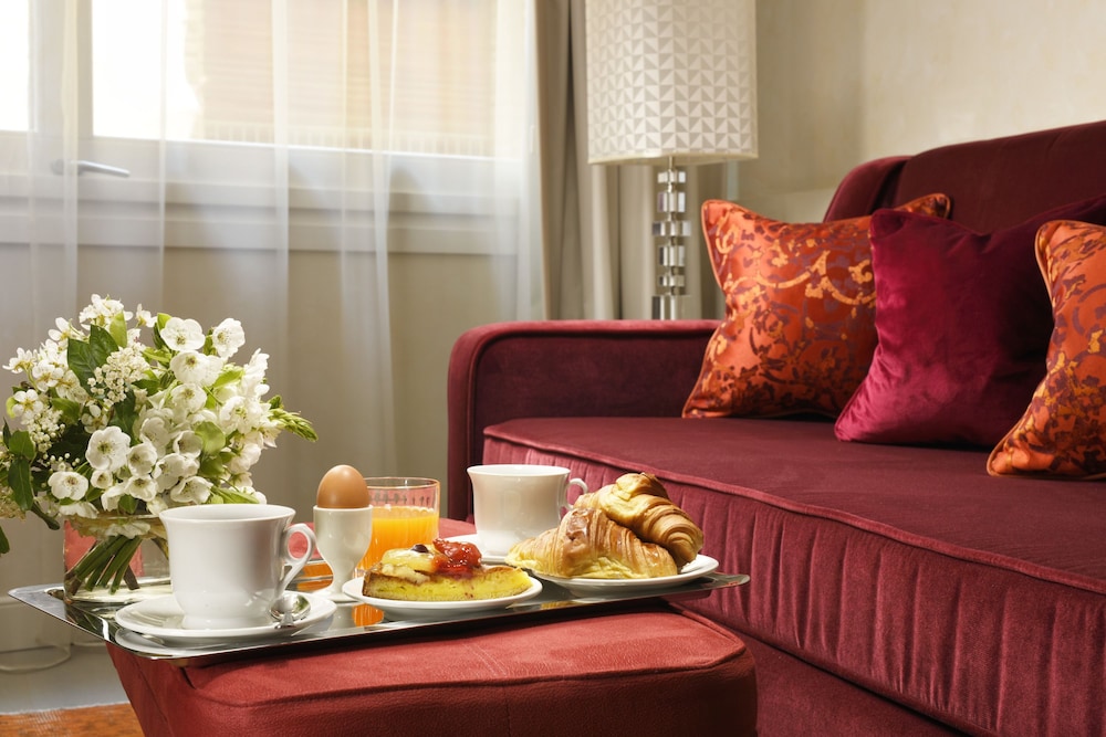 Ponte Vecchio Suites & Spa — Hotel rooms in Florence, Tuscany