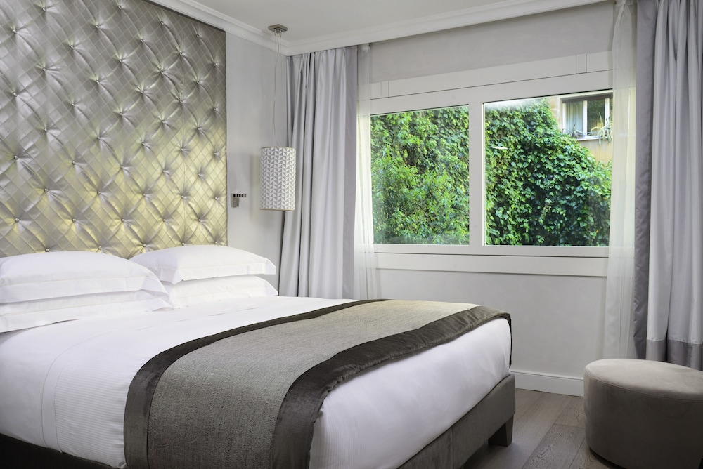 Ponte Vecchio Suites & Spa — Hotel rooms in Florence, Tuscany