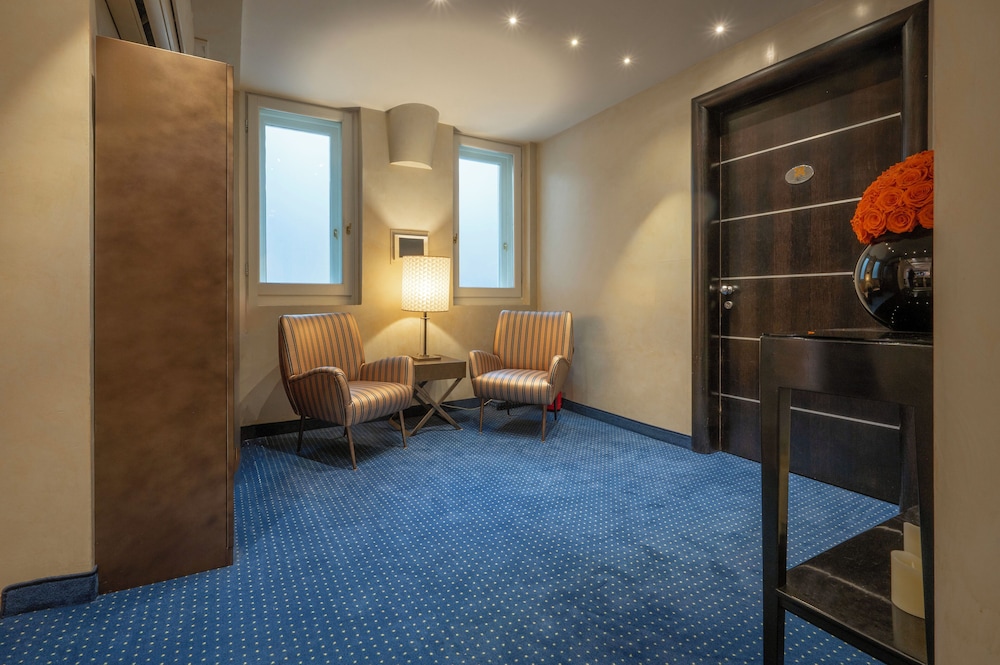 Ponte Vecchio Suites & Spa — Hotel rooms in Florence, Tuscany