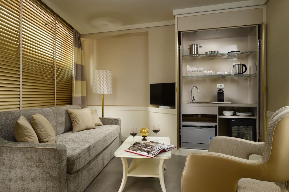 Ponte Vecchio Suites & Spa — Hotel rooms in Florence, Tuscany