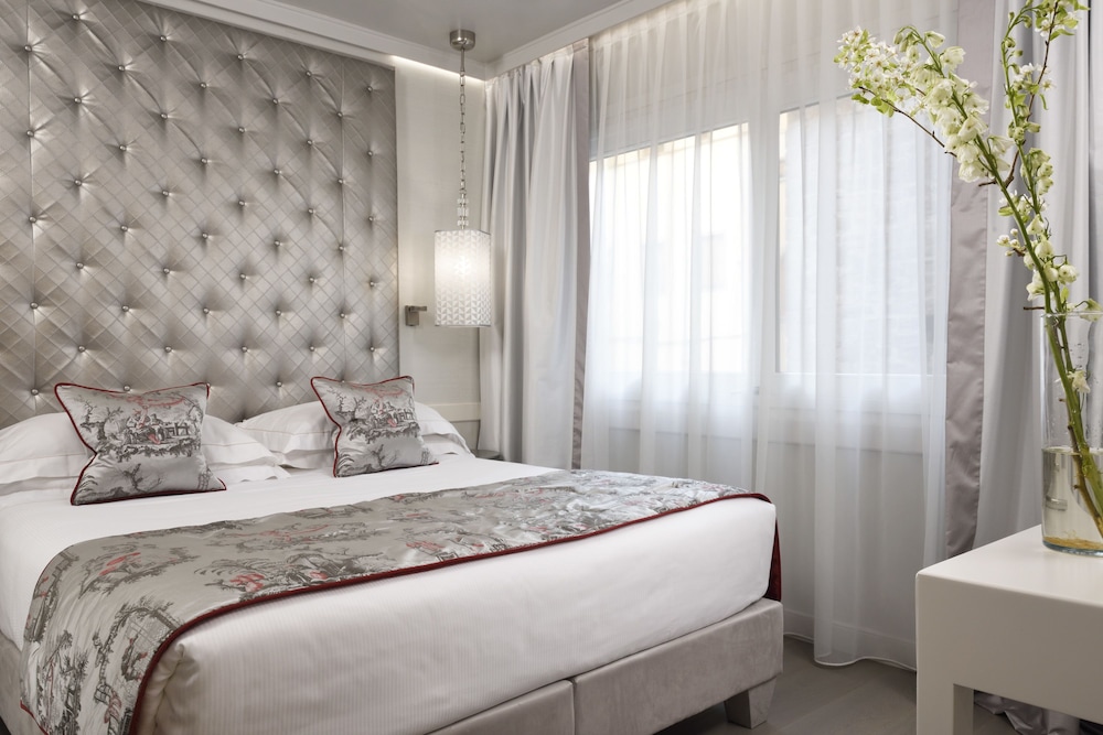 Ponte Vecchio Suites & Spa — Hotel rooms in Florence, Tuscany