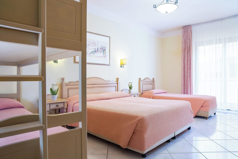 Hotel Maria Rosaria — Hotel rooms in Orosei, Sardinia