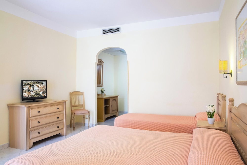 Hotel Maria Rosaria — Hotel rooms in Orosei, Sardinia