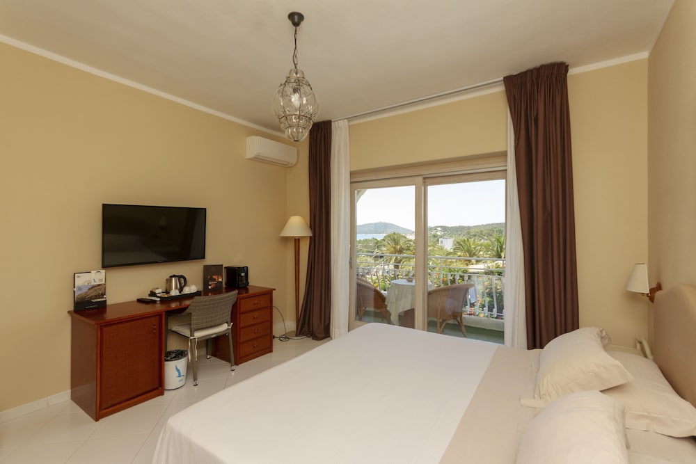 Hotel Simius Playa — Hotel rooms in Villasimius, Sardinia