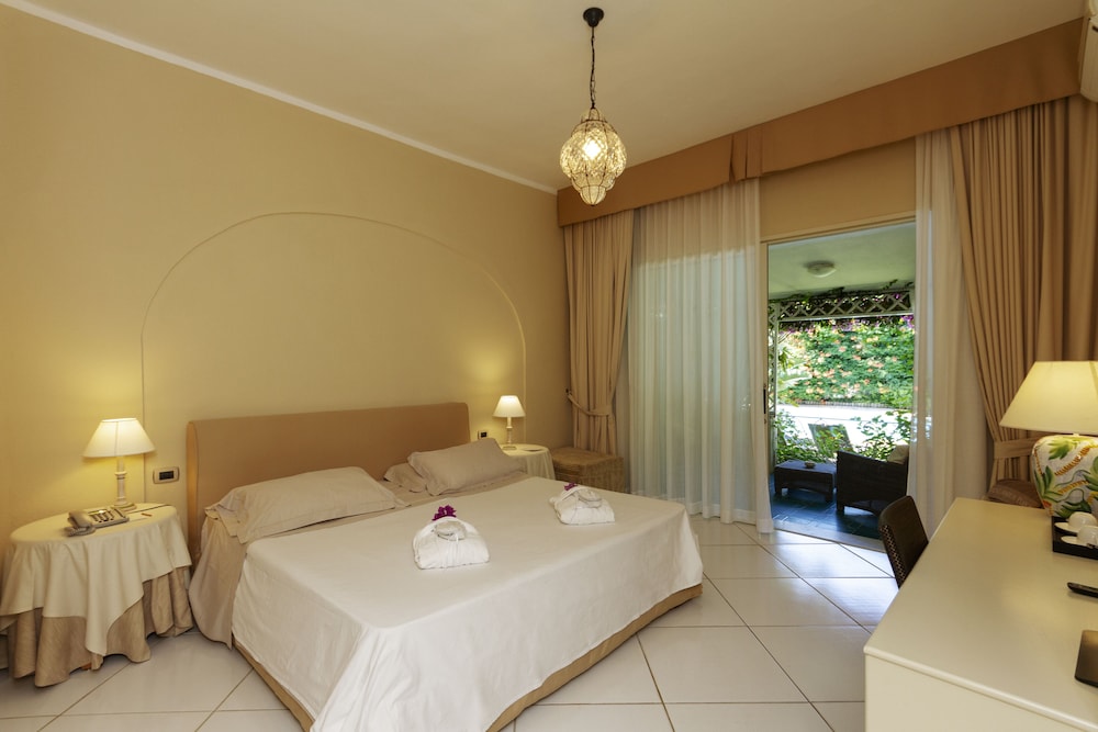 Hotel Simius Playa — Hotel rooms in Villasimius, Sardinia