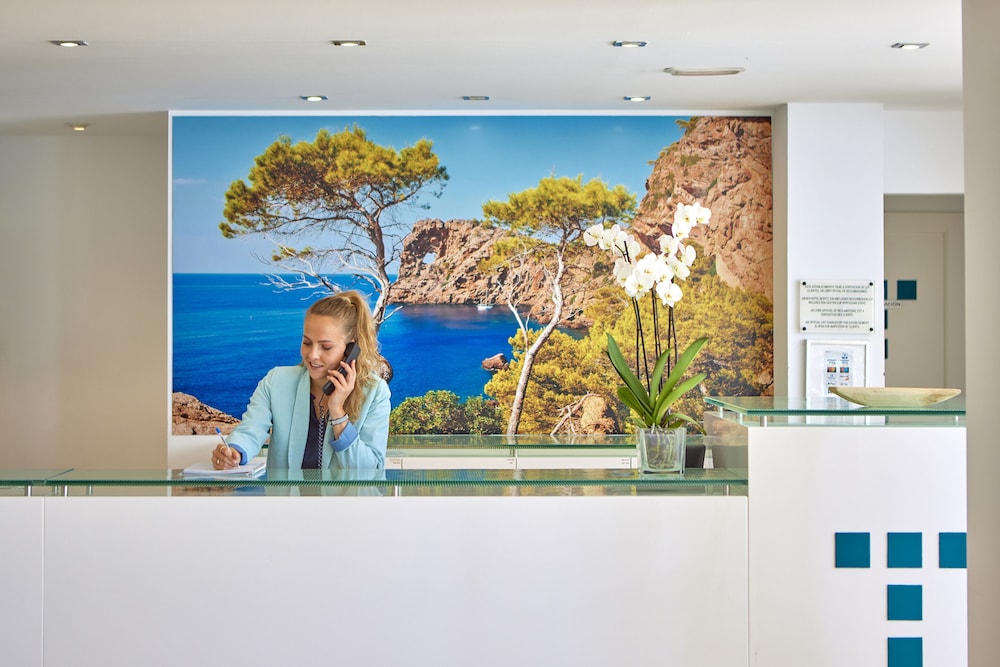 Universal Hotel Lido Park & Spa — Hotel building in Peguera, Balearic Islands