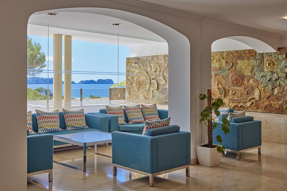 Universal Hotel Lido Park & Spa — Hotel building in Peguera, Balearic Islands