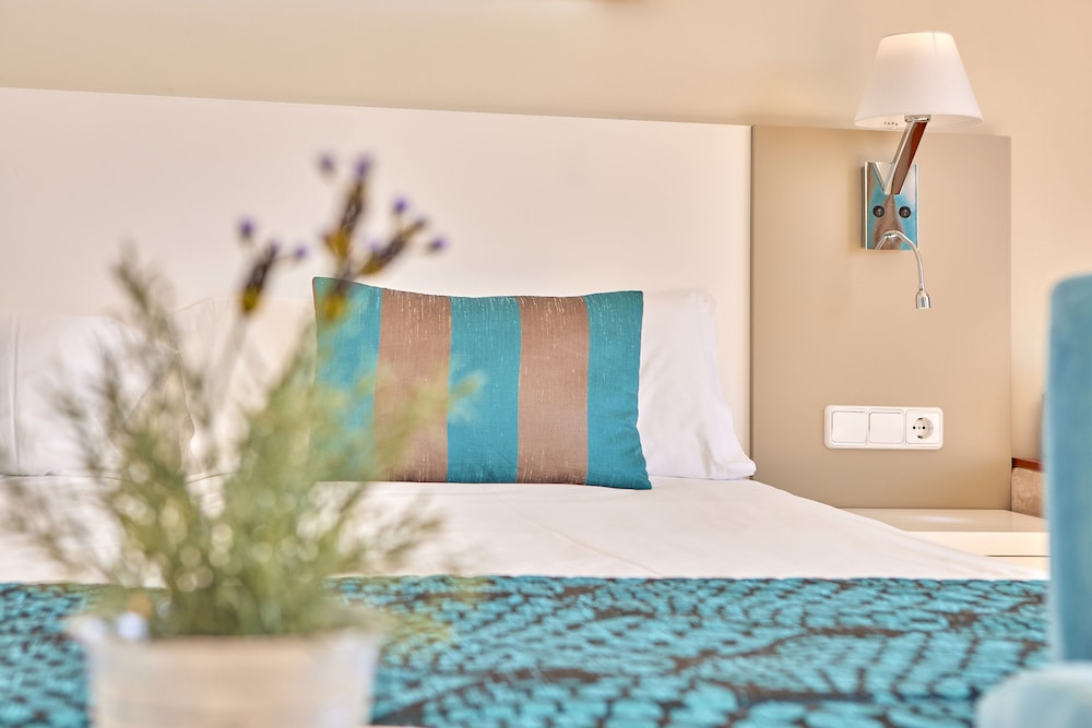 Universal Hotel Lido Park & Spa — Hotel rooms in Peguera, Balearic Islands