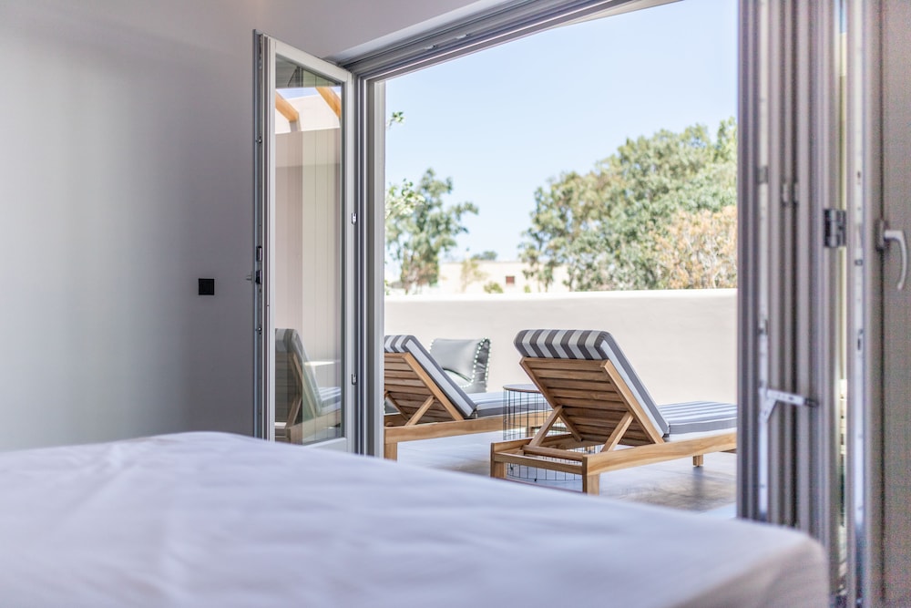 Aegean Gem — Hotel rooms in Kamari, South Aegean