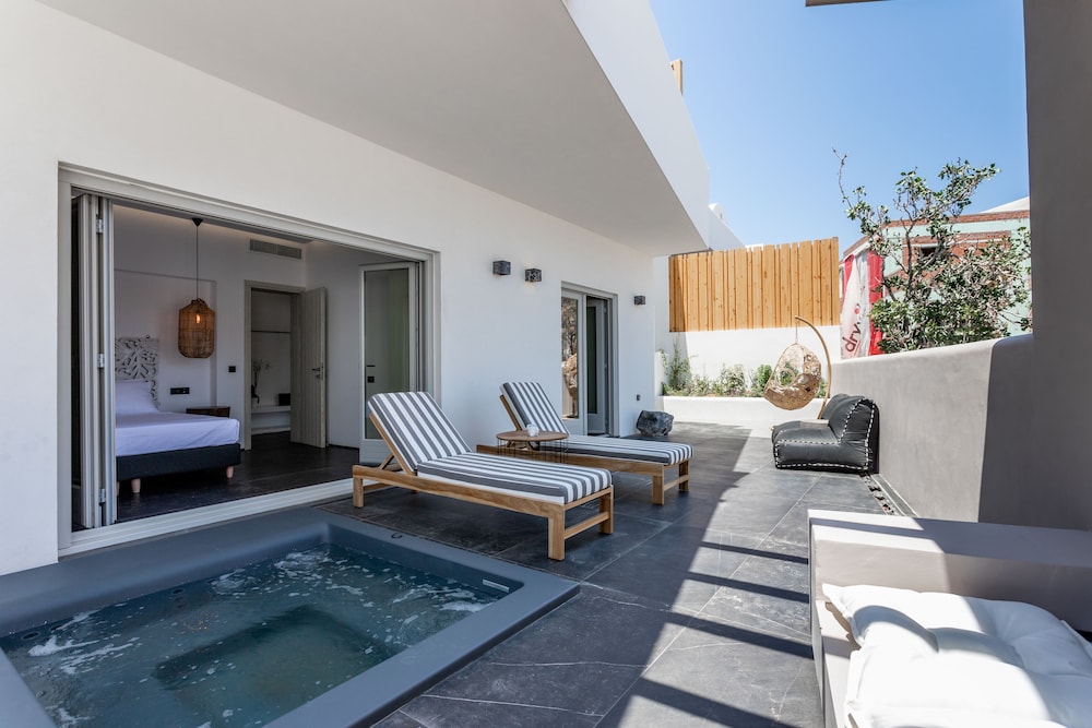 Aegean Gem — Hotel rooms in Kamari, South Aegean