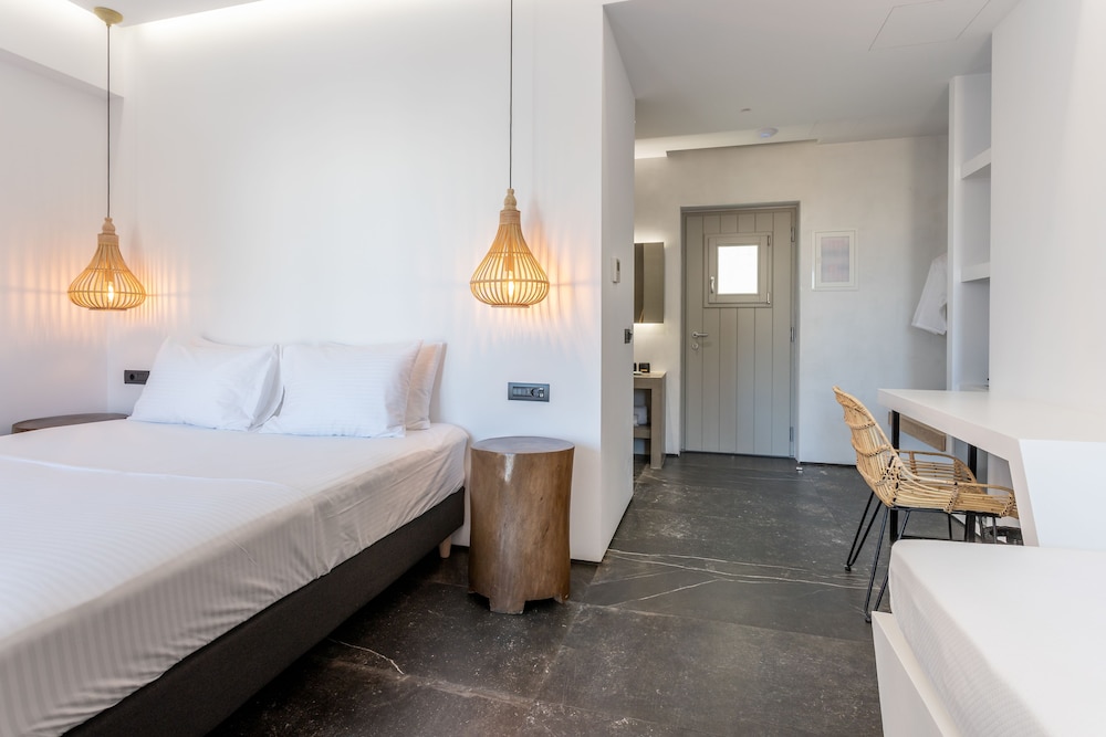 Aegean Gem — Hotel rooms in Kamari, South Aegean
