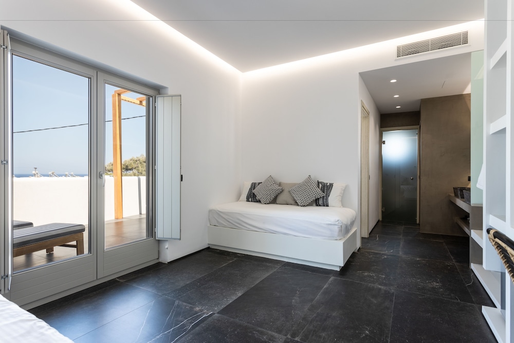 Aegean Gem — Hotel rooms in Kamari, South Aegean