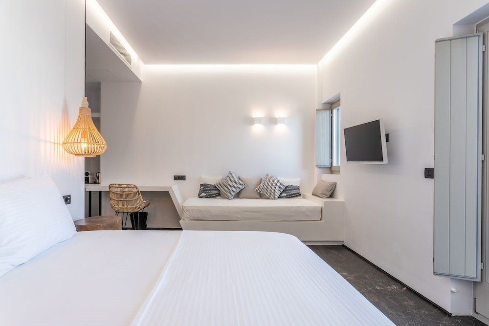 Aegean Gem — Hotel rooms in Kamari, South Aegean