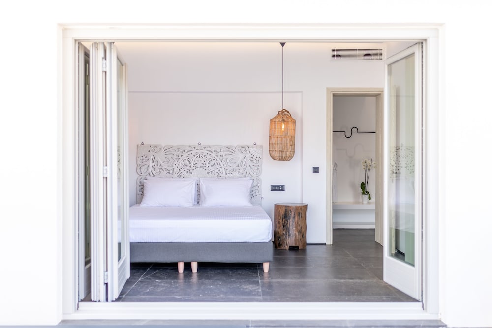 Aegean Gem — Hotel rooms in Kamari, South Aegean