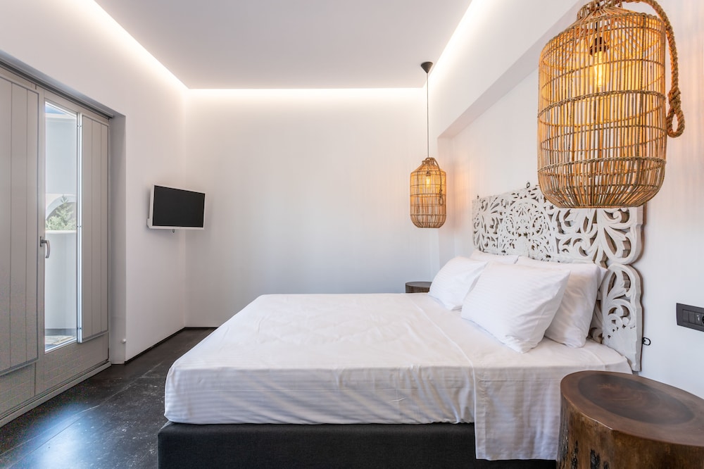 Aegean Gem — Hotel rooms in Kamari, South Aegean