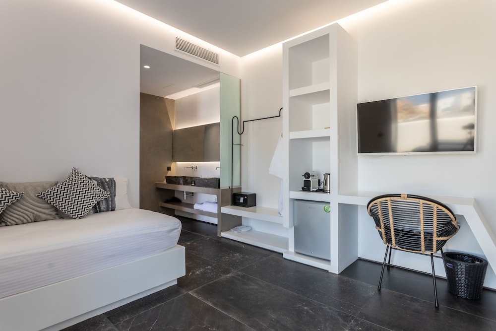 Aegean Gem — Hotel rooms in Kamari, South Aegean