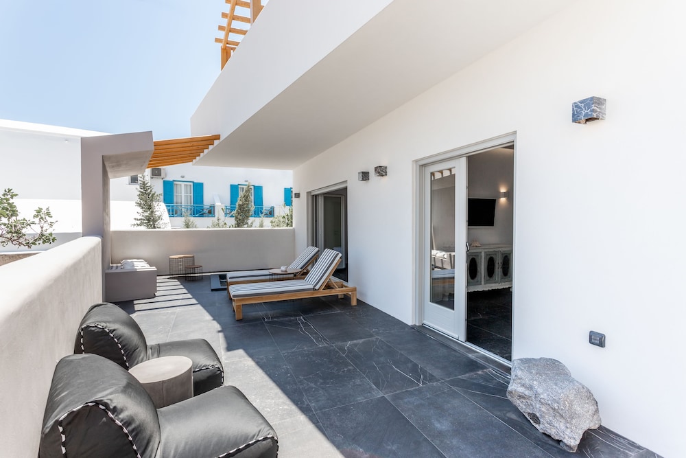 Aegean Gem — Hotel building in Kamari, South Aegean