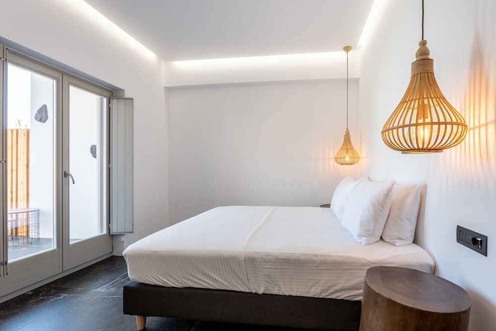 Aegean Gem — Hotel rooms in Kamari, South Aegean