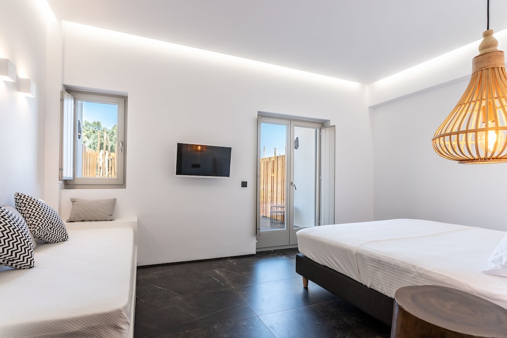 Aegean Gem — Hotel rooms in Kamari, South Aegean