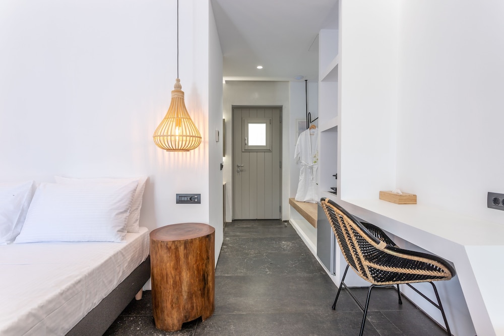 Aegean Gem — Hotel rooms in Kamari, South Aegean