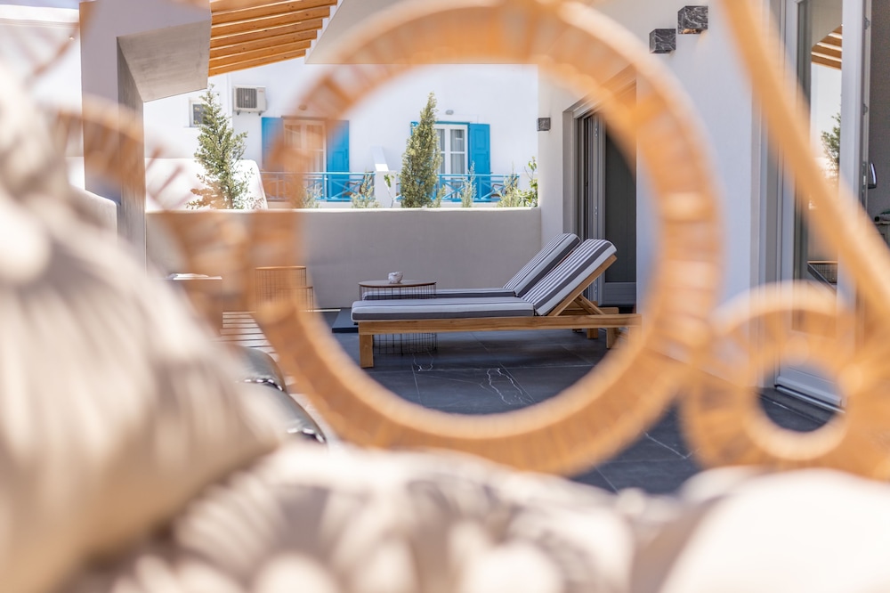 Aegean Gem — Hotel rooms in Kamari, South Aegean