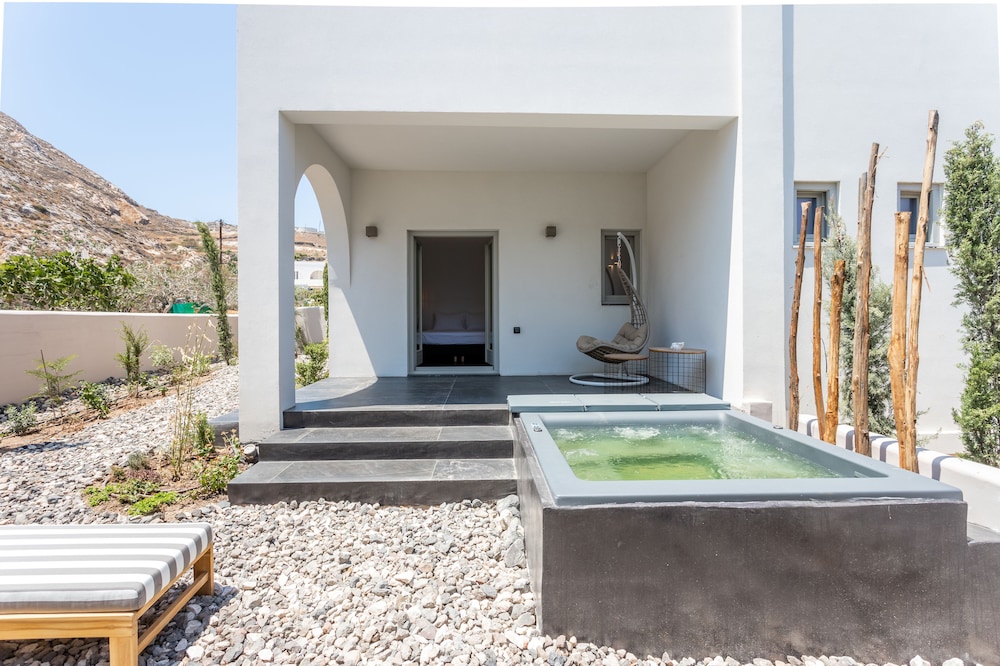 Aegean Gem — Hotel building in Kamari, South Aegean