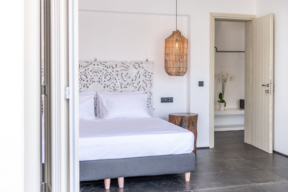 Aegean Gem — Hotel rooms in Kamari, South Aegean