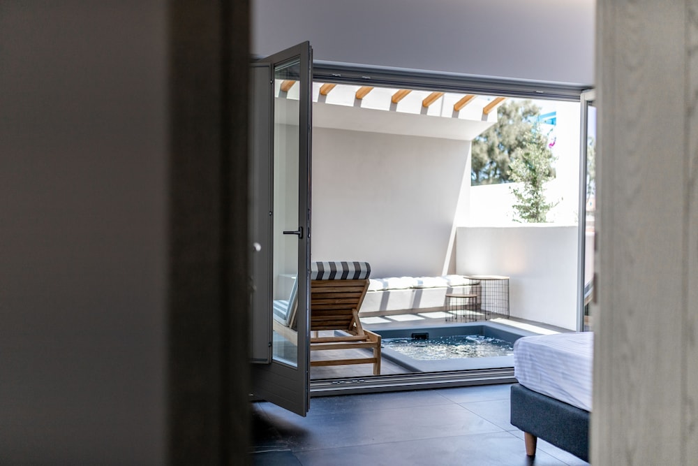 Aegean Gem — Hotel rooms in Kamari, South Aegean