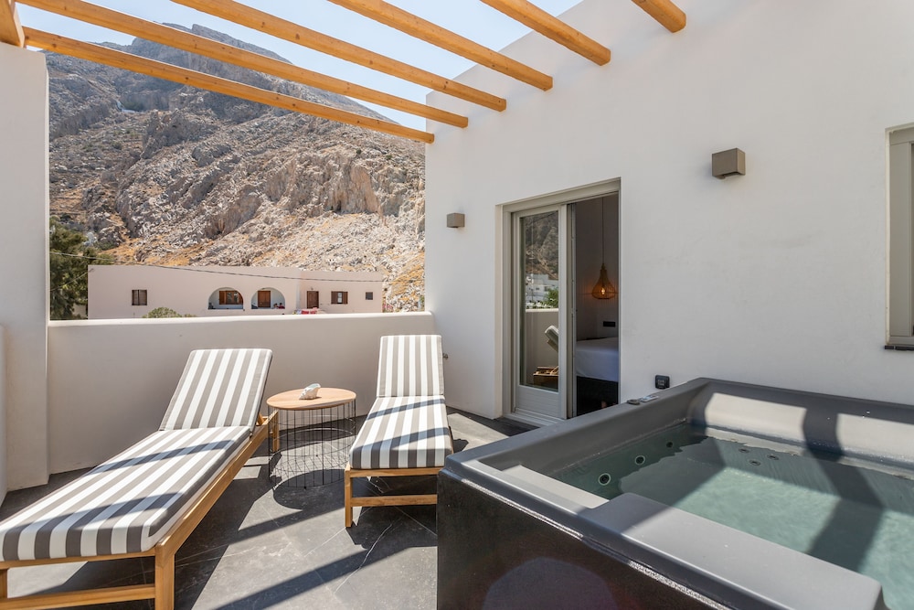 Aegean Gem — Hotel rooms in Kamari, South Aegean