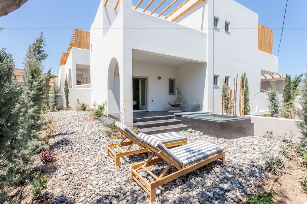 Aegean Gem — Hotel building in Kamari, South Aegean
