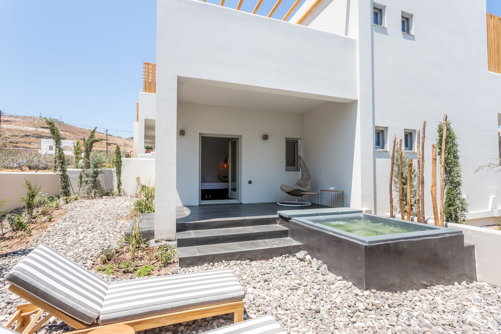Aegean Gem — Hotel building in Kamari, South Aegean