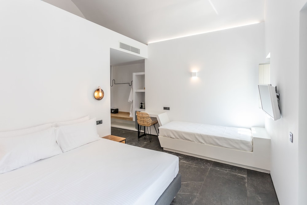 Aegean Gem — Hotel rooms in Kamari, South Aegean