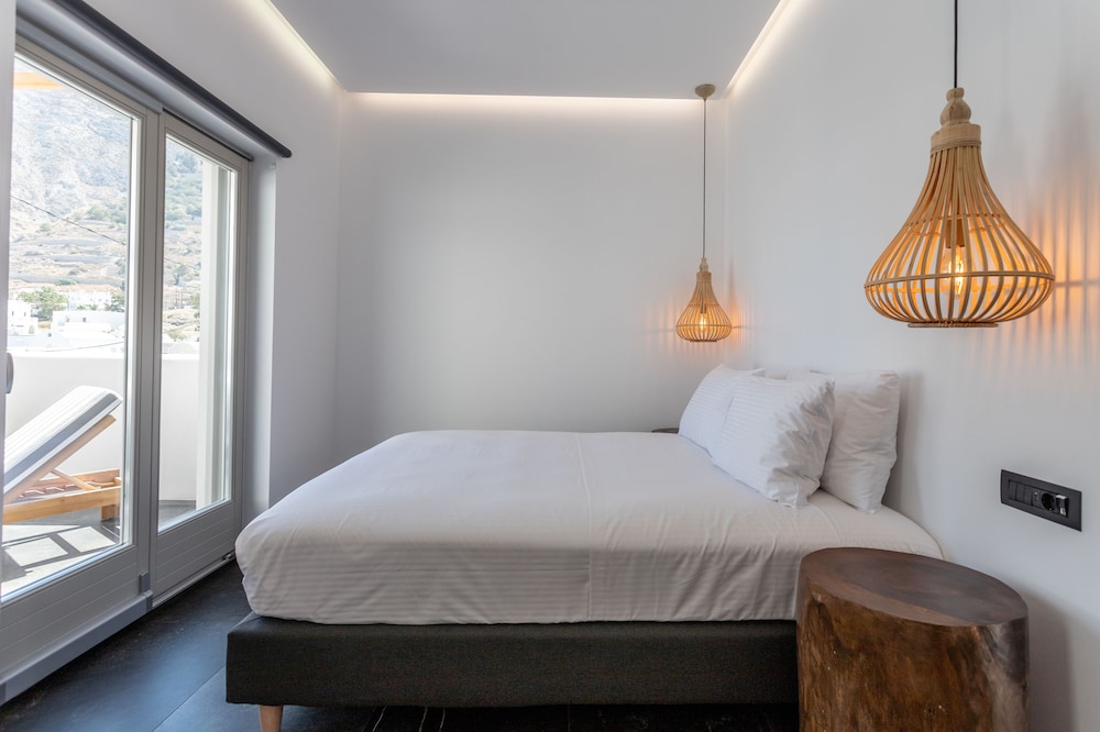 Aegean Gem — Hotel rooms in Kamari, South Aegean