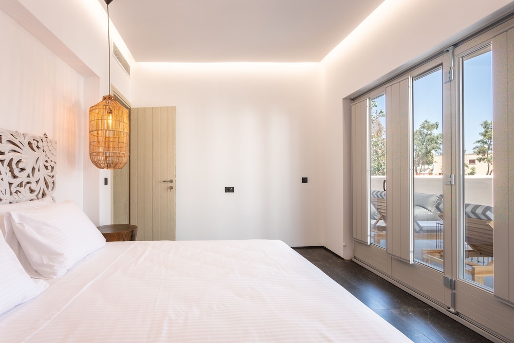 Aegean Gem — Hotel rooms in Kamari, South Aegean