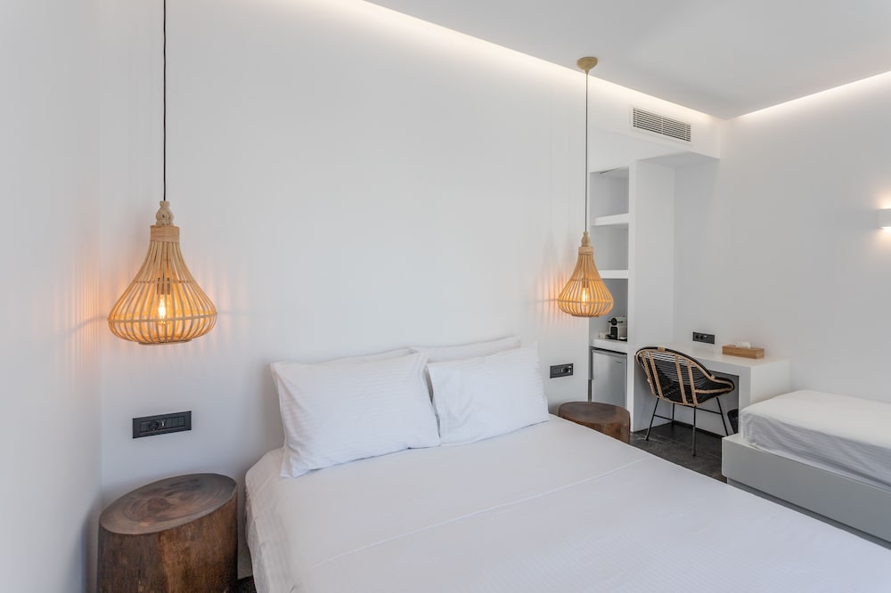 Aegean Gem — Hotel rooms in Kamari, South Aegean