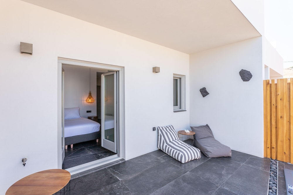 Aegean Gem — Hotel rooms in Kamari, South Aegean