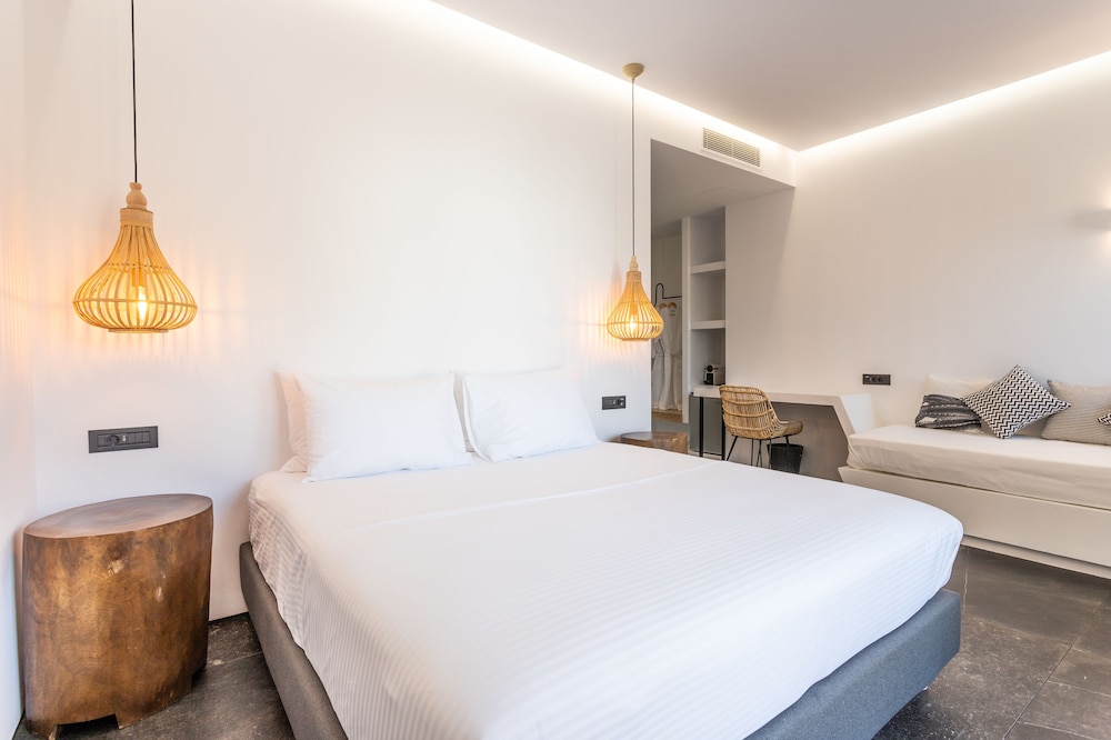Aegean Gem — Hotel rooms in Kamari, South Aegean