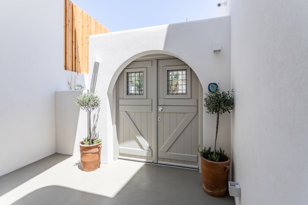 Aegean Gem — Hotel building in Kamari, South Aegean