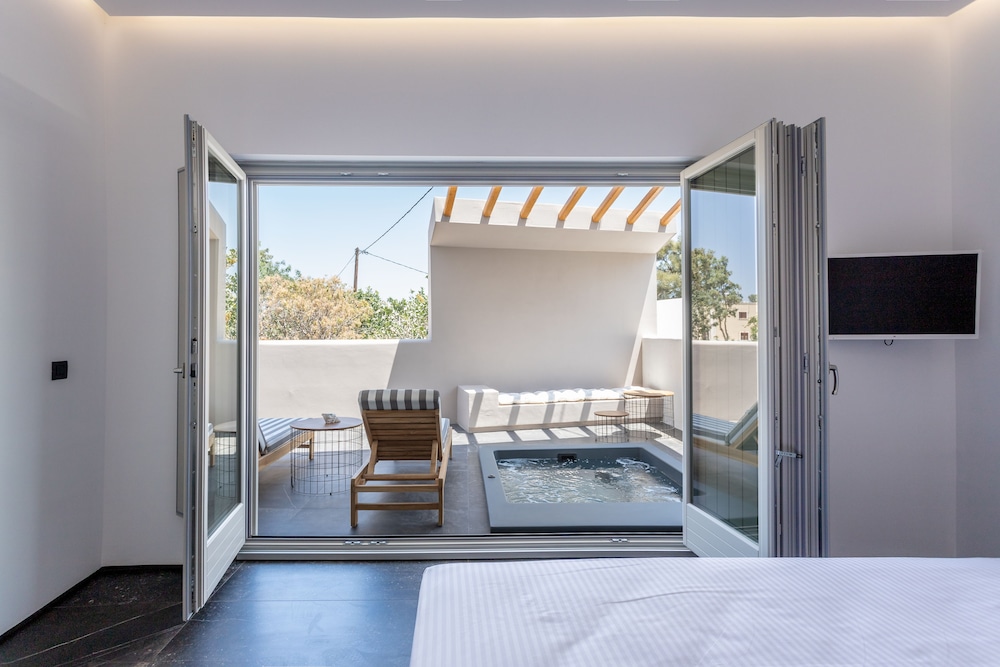 Aegean Gem — Hotel rooms in Kamari, South Aegean