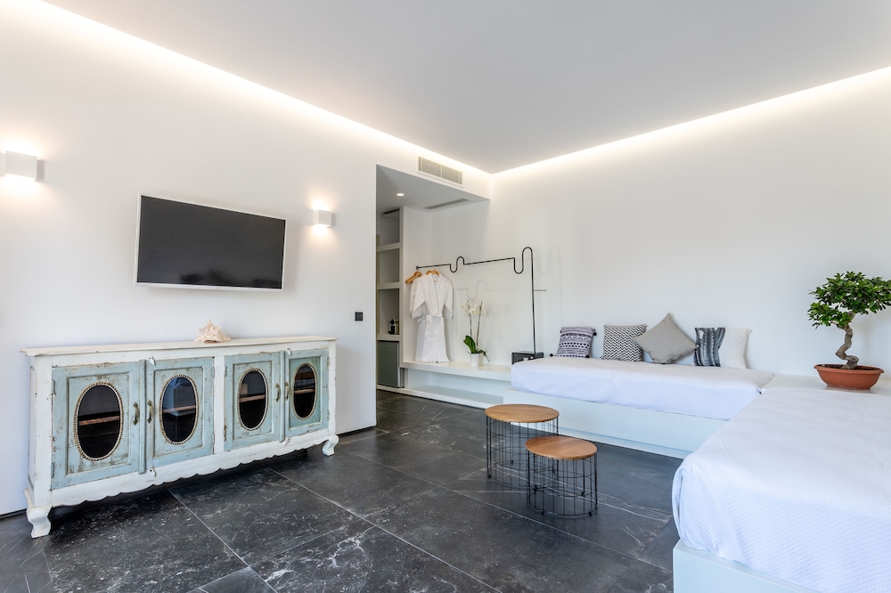 Aegean Gem — Hotel rooms in Kamari, South Aegean