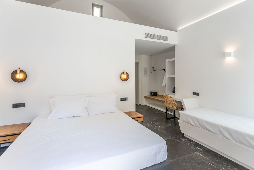 Aegean Gem — Hotel rooms in Kamari, South Aegean